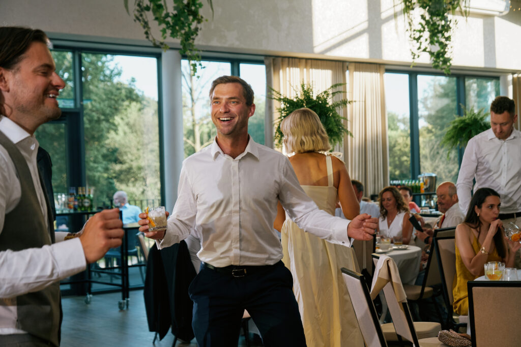 Tancerze na weselnym przyjęciu w eleganckim wnętrzu, radosne chwile i dobre towarzystwo.