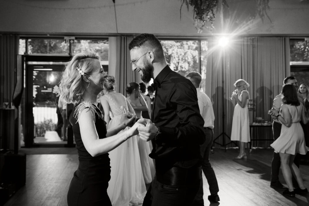 Para młoda tańcząca na weselu, elegancki ślub, fotografia weselna, Blizej Studio.