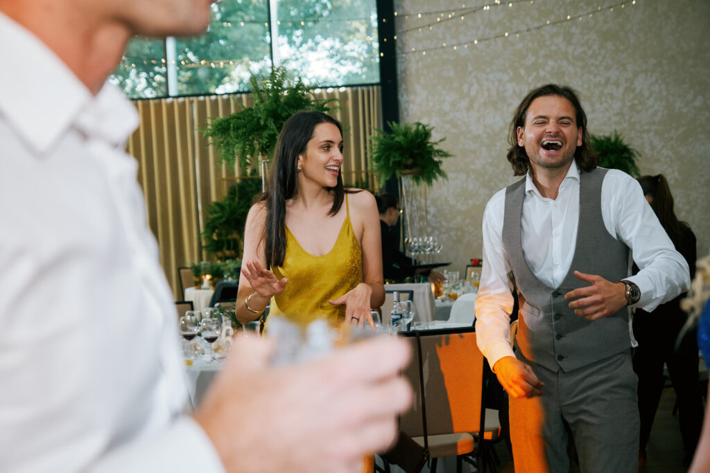 Zdjęcie przedstawia ludzi bawiących się podczas wydarzenia w Blizej Studio, pełne energii i dobrej atmosfery.