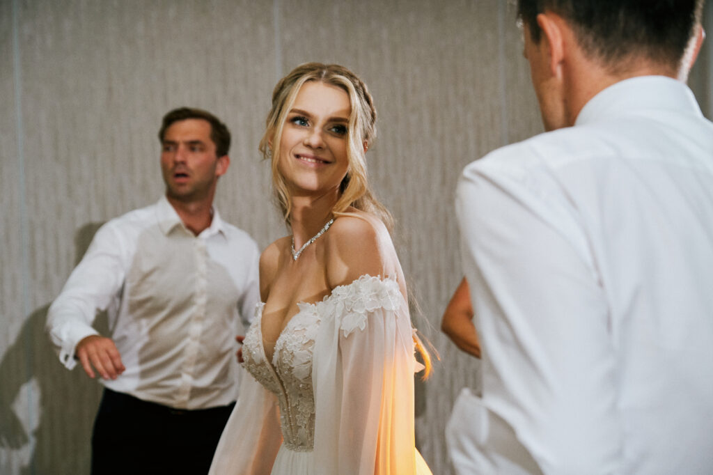 Precyzyjne zdjęcia z wyjątkowych chwil ślubnych.