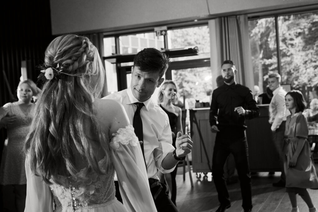 Oświetlenie i radosna atmosfera przyjęcia.