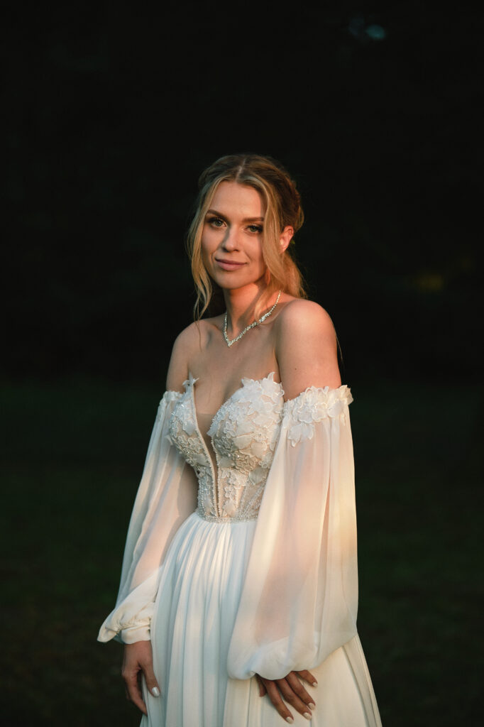 Ekskluzywna suknia ślubna z delikatnej koronki i rozcięciem, elegancja i styl na wyjątkowe chwile.