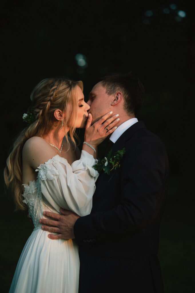 Kadr z uroczystości ślubnej, para młoda w wyrazistych emocjach, czarna noc, romantyczna atmosfera.