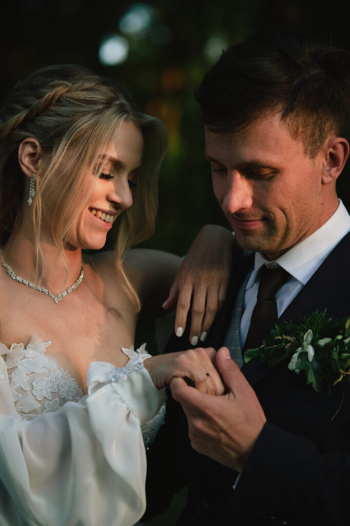 Oryginalne zdjęcie z sesji ślubnej w eleganckim stylu.