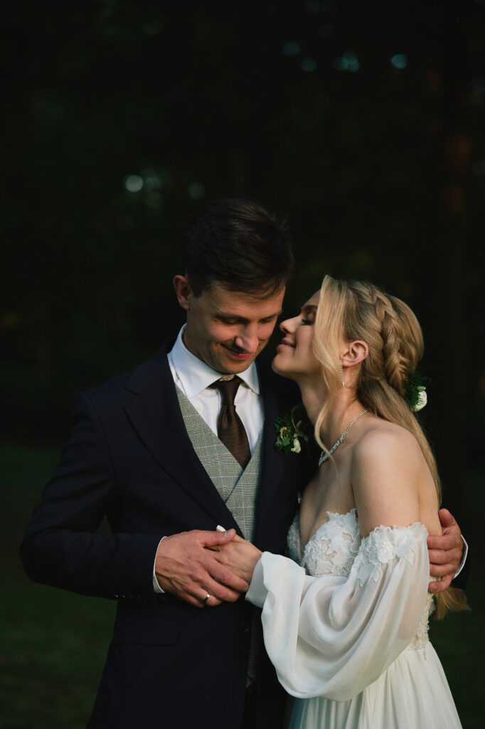 Sentymentalne zdjęcia pary młodej w plenerze, romantyczny klimat, studio Blizej.