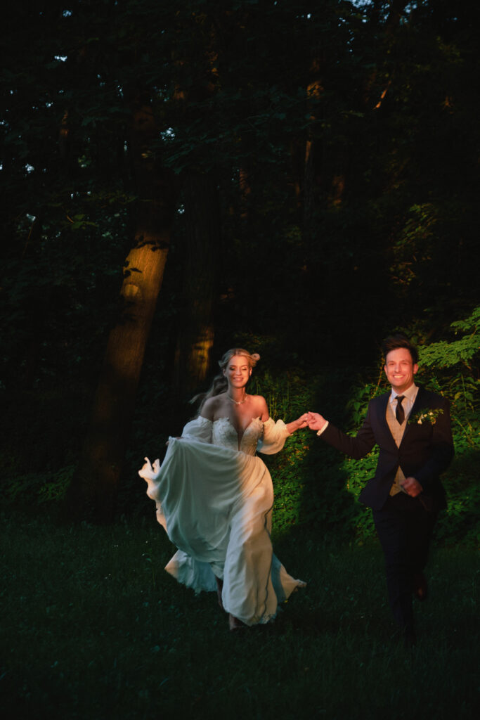 Ponadczasowa sesja plenerowa do ślubu w tajemniczym ogrodzie.