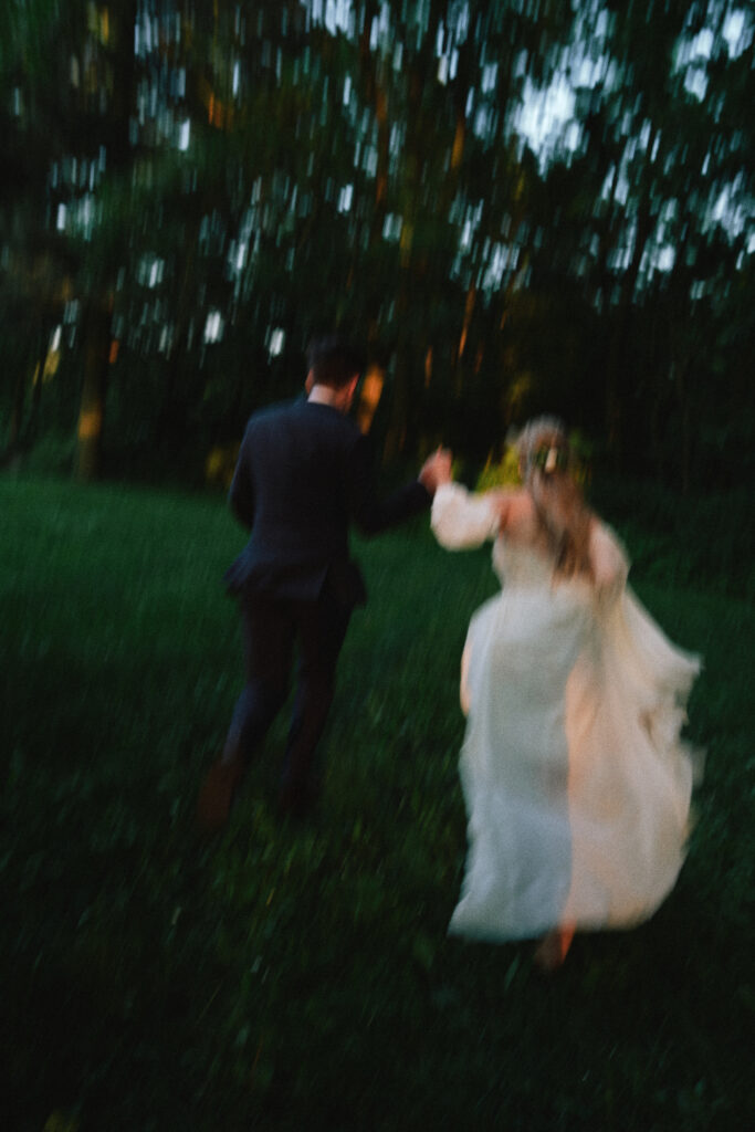 Przedstawia parę młodą tańczącą na zielonym tle w ogrodzie.