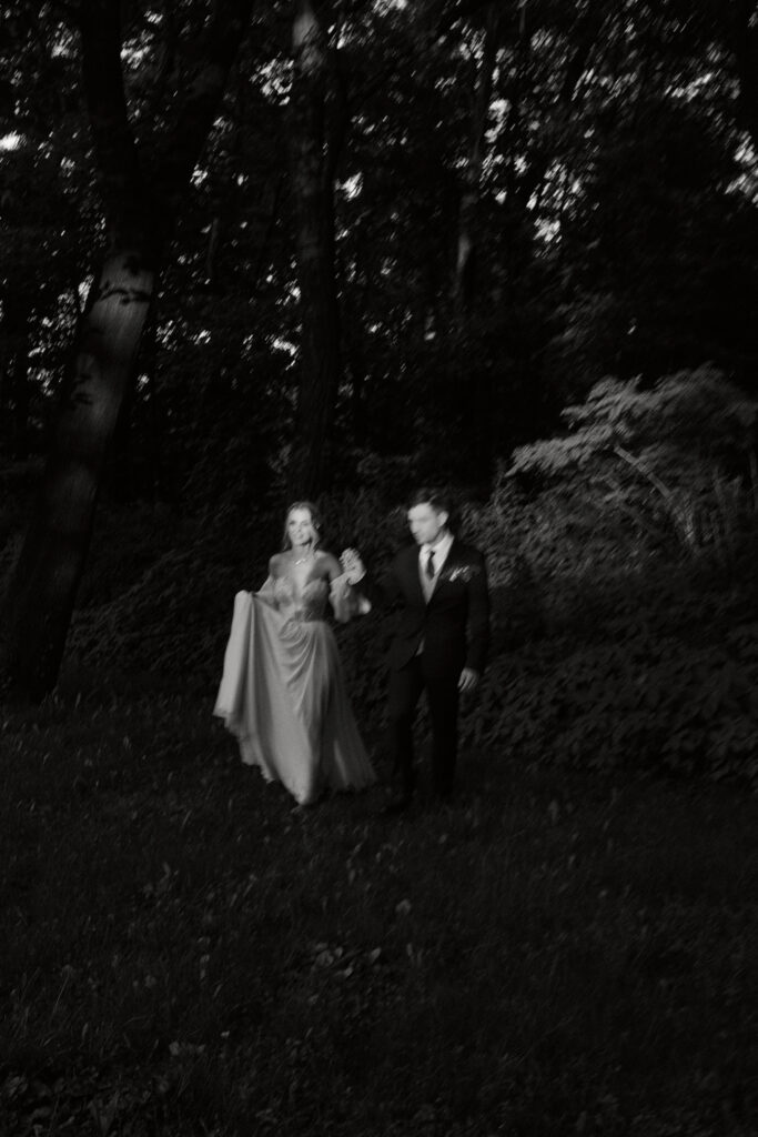 Fotografia romantyczna w lesie na tle drzew.