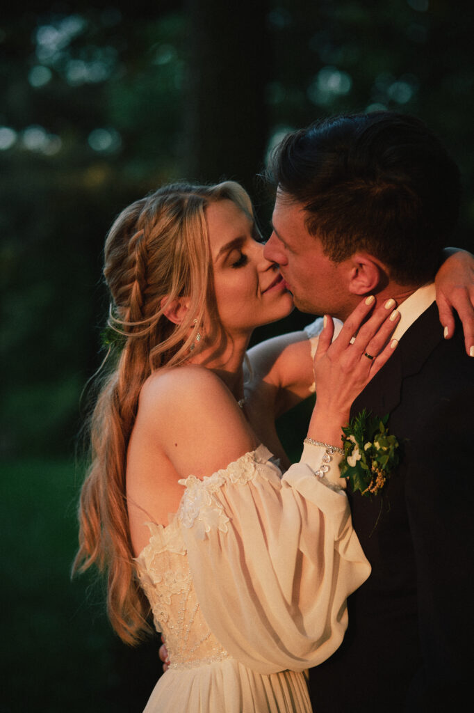 ALT: Para młoda na weselu w plenerze, zbliżenie, miłość, fotografia ślubna, romantyczny moment.