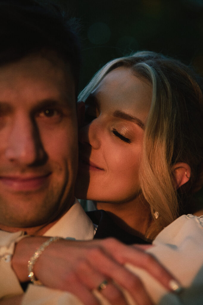 Zdjęcie pokazuje zakochanych, bliskość i emocje, profesjonalna fotografia w studiu.