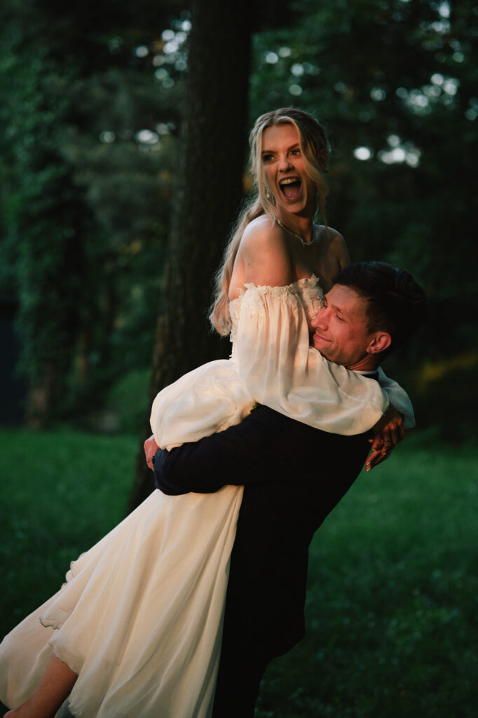 Doskonałe zdjęcie młodej pary podczas ślubu w naturze.