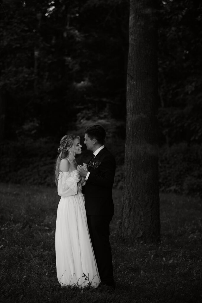 Romantyczna sesja plenerowa, para młoda w lesie, eleganckie wesele, sesje ślubne w naturze, profesjonalny fotograf ślubny.