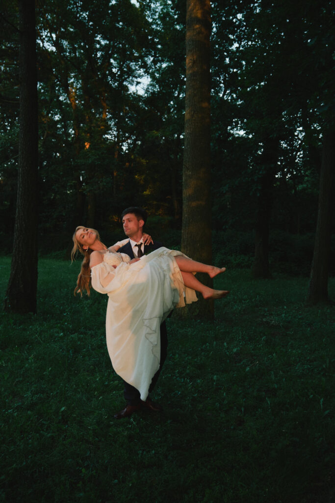 Zdjęcia ślubne w naturalnym otoczeniu lasu, romantyczna sesja parowa, fotografia ślubna w Pl.