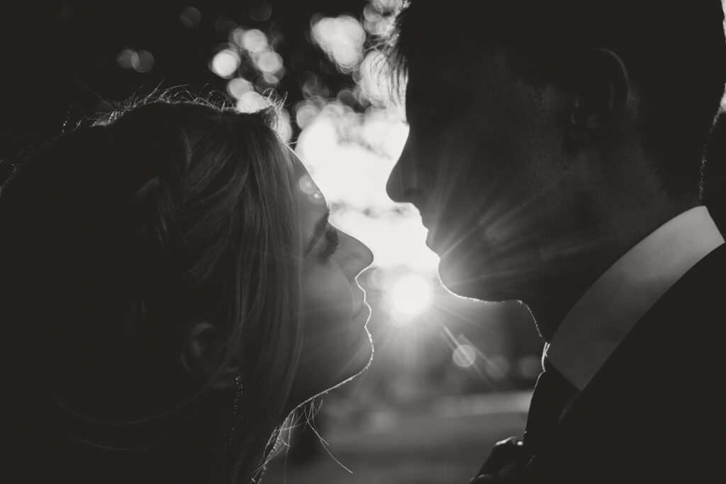 Romantyczne zdjęcie zakochanych w świetle zachodu słońca.