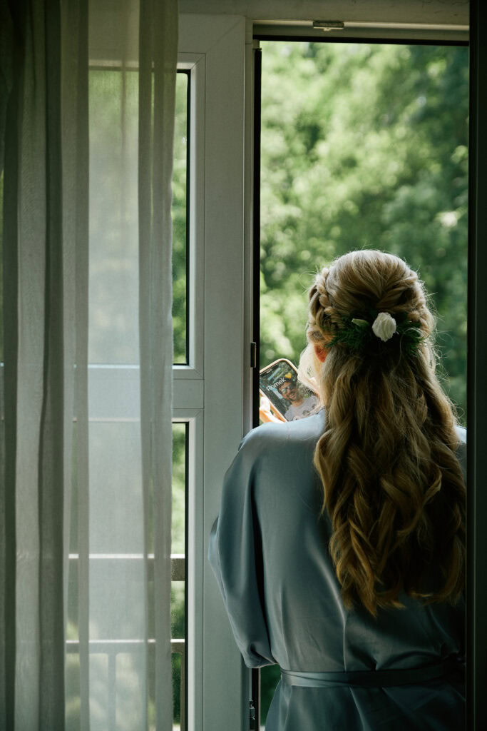 Kobieta na balkonie, rozmowa przez telefon, relaks, natura, styl, balkon z zielenią.