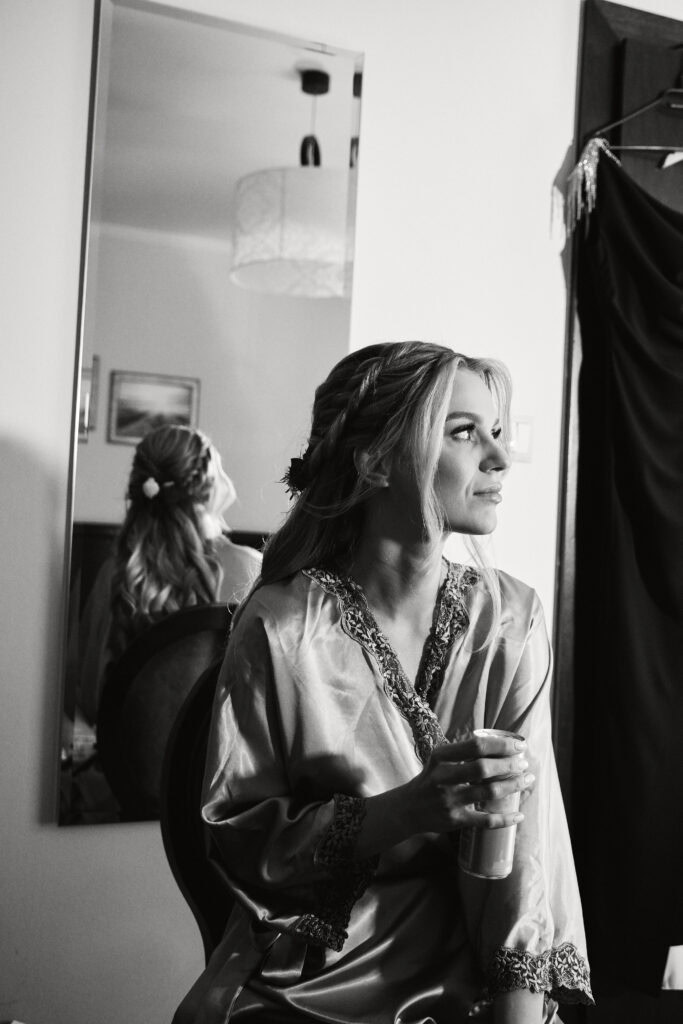 Kobieta szykuje się do wyjścia, relaksująca się w eleganckim domu.