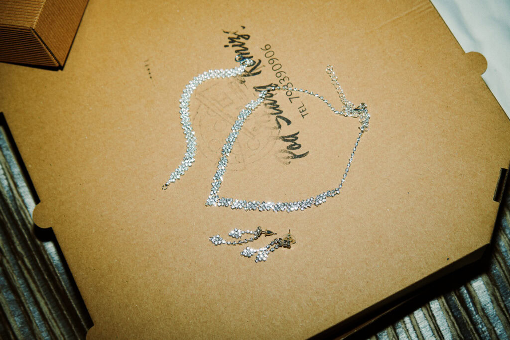 Lśniąca biżuteria, naszyjnik i kolczyki, idealny zestaw na prezent, na teledysk lub sesję zdjęciową.