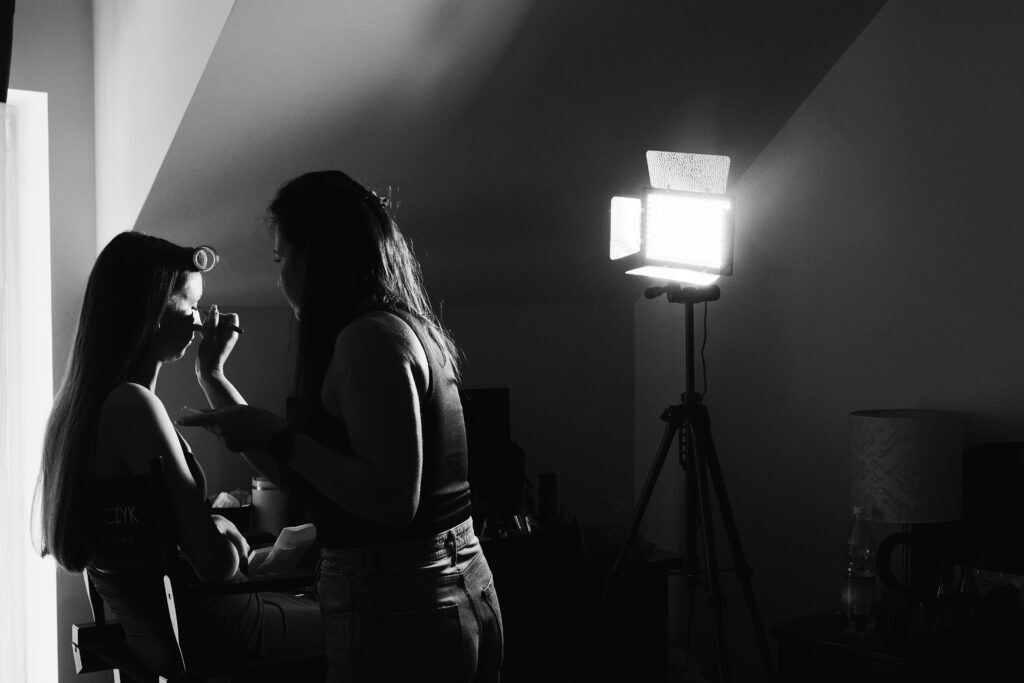 Alt tekst: Perfekcyjny makijaż wykonywany w profesjonalnym studiu Blizej Studio.