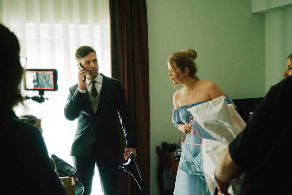 Przed ślubem, para młoda w studio, sukienka i rozmowy z fotografami, profesjonalne przygotowania.