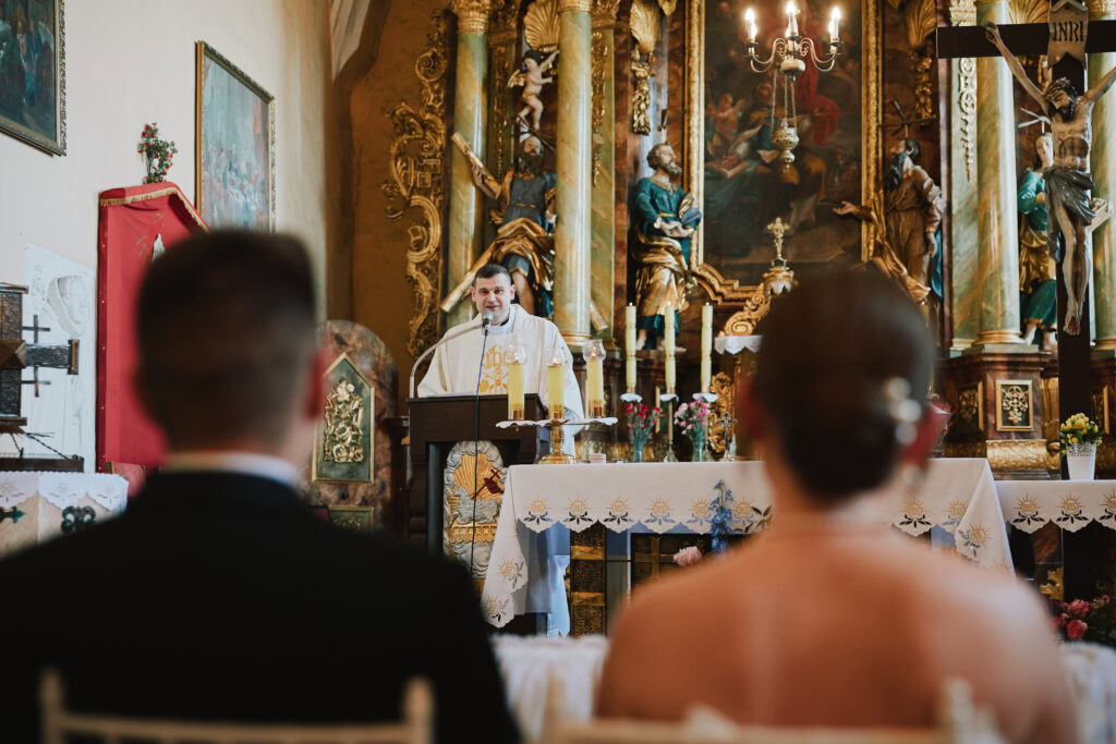 Ołtarz i kapłan podczas ślubu kościelnego.