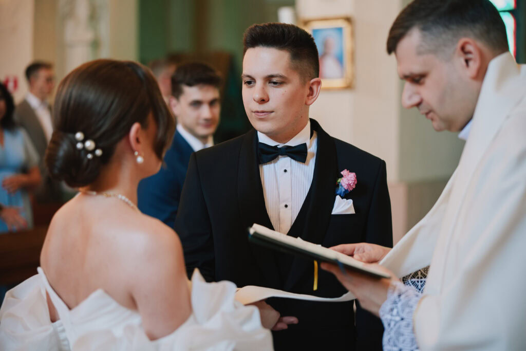 Ceremonia ślubna w blizejstudio, fotograf na ślub, sesja weselna, reportaż ślubny, profesjonalne zdjęcia.