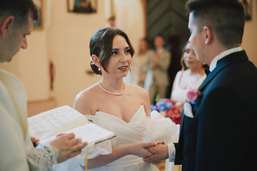 Ceremonia ślubna w studio Blizej, profesjonalne zdjęcia z uroczystości, wyjątkowe chwile młodej pary.