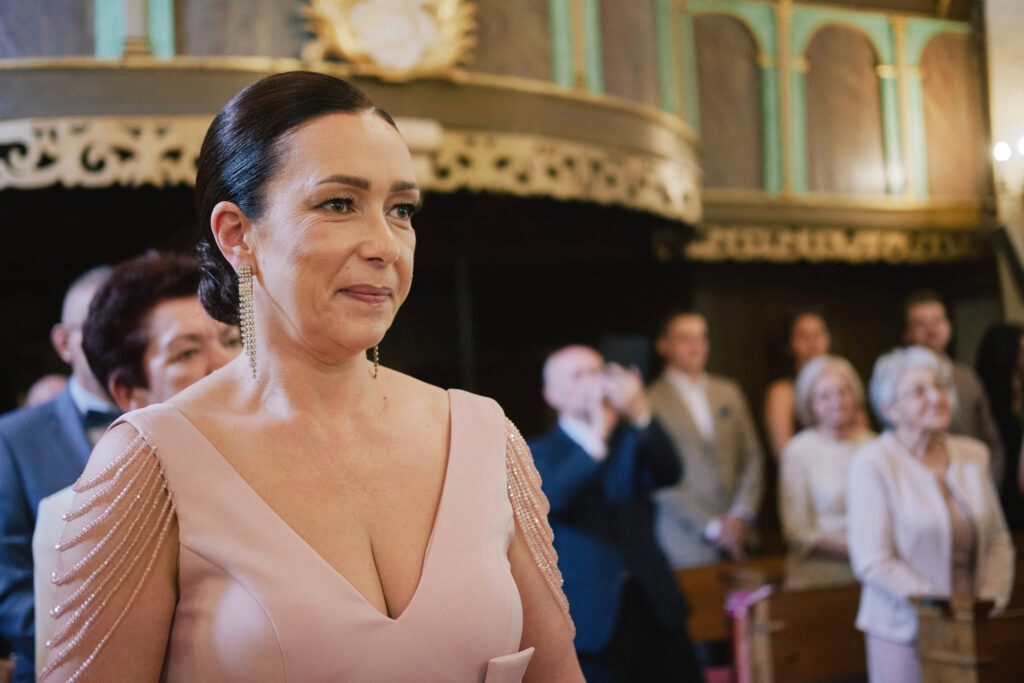 Dama w eleganckiej sukni podczas ważnego wydarzenia.