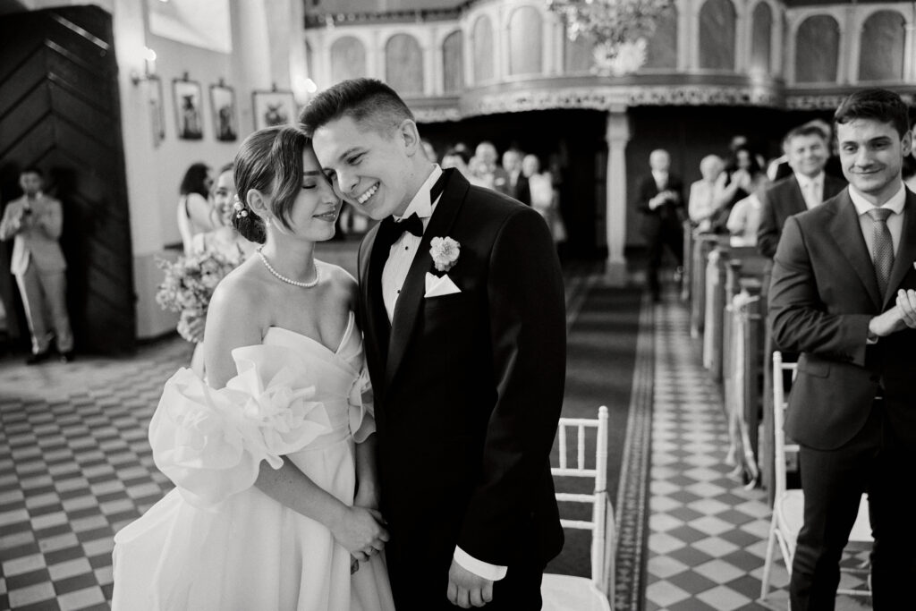 Ceremonia ślubna w stylu klasycznym, emocje i miłość w pięknym wnętrzu.