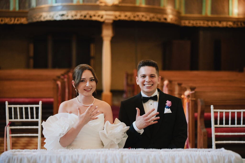 Ona i on na ślubie, para młoda w eleganckich strojach, radość i ceremonia ślubna.