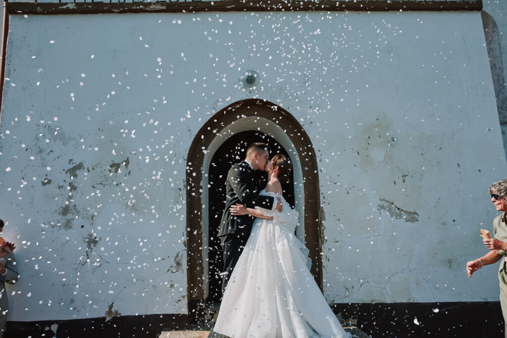 Księżniczka i książę w kadrze ślubnej, romantyczny moment w blasku słońca.