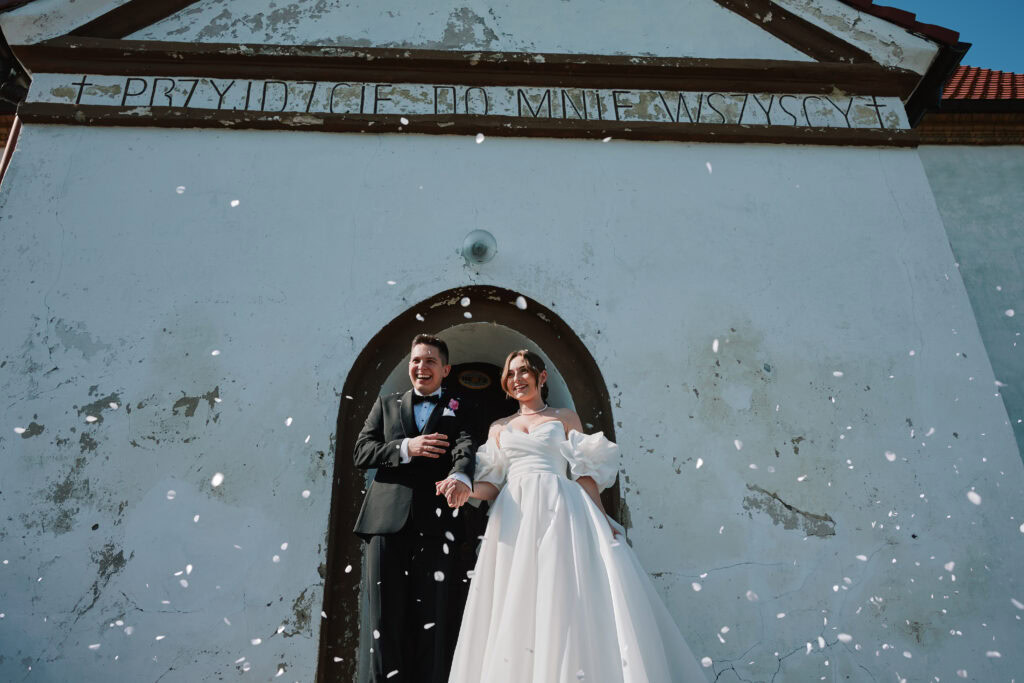 Para młoda na ślubie przy starożytnej świątyni, romantyczna sesja zdjęciowa.