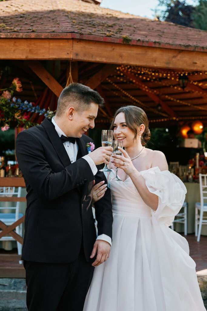 Elegancki ślub plenerowy, para młoda w sukni i garniturze, radosne chwile.