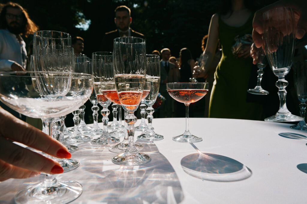 Wysokiej jakości kieliszki na toast i napoje podczas wydarzenia plenerowego.