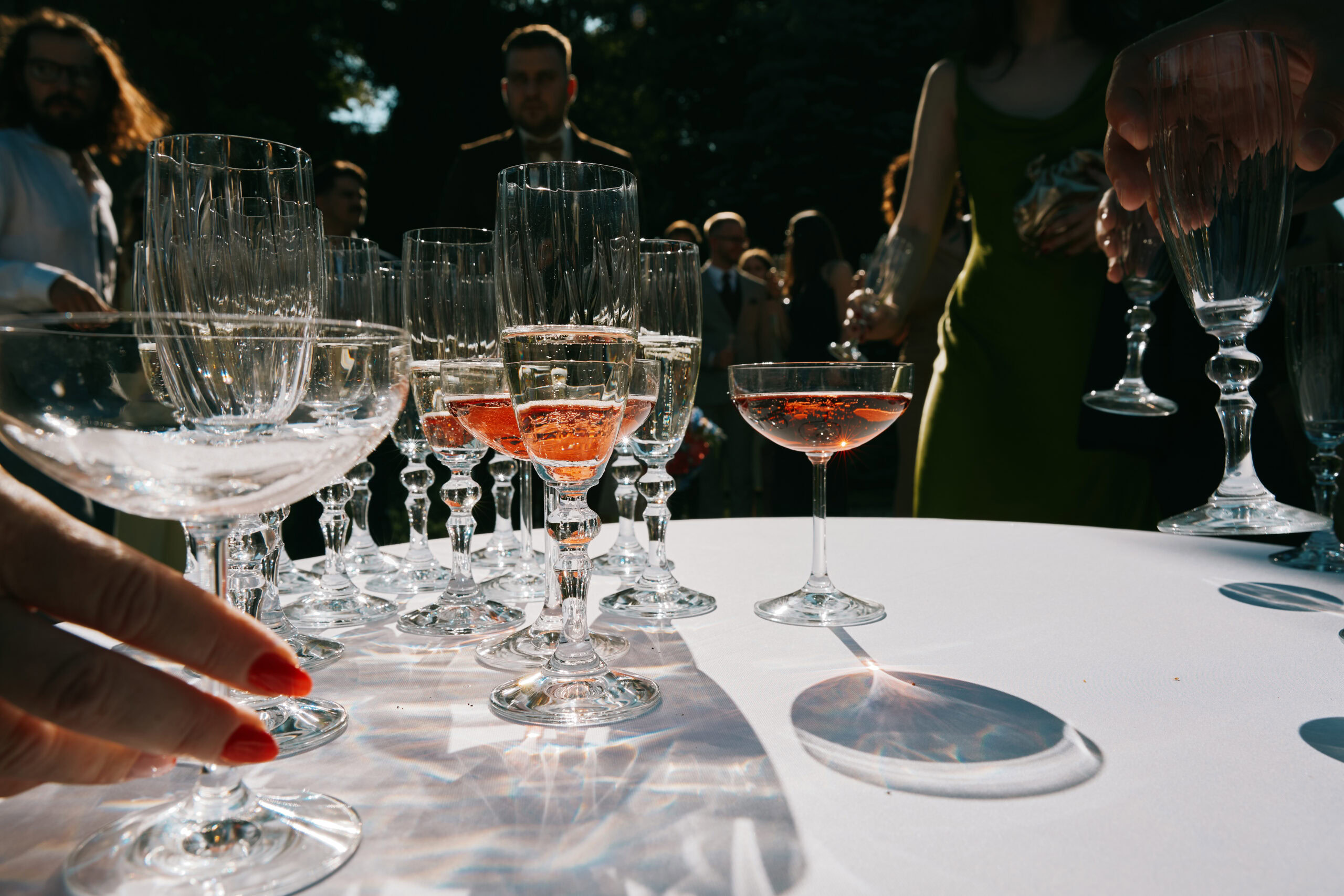 Wysokiej jakości kieliszki na toast i napoje podczas wydarzenia plenerowego.