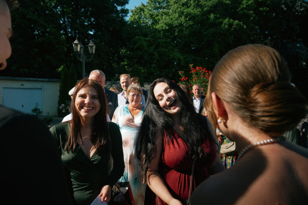 Uśmiechnięte kobiety cieszą się towarzystwem i pięknym otoczeniem na zewnątrz.