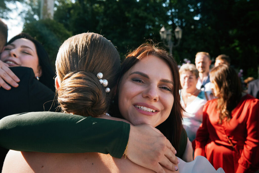 Szczęśliwa panna młoda w uśmiechu, ślub plenerowy, emocjonujące chwile, radosne spotkanie.