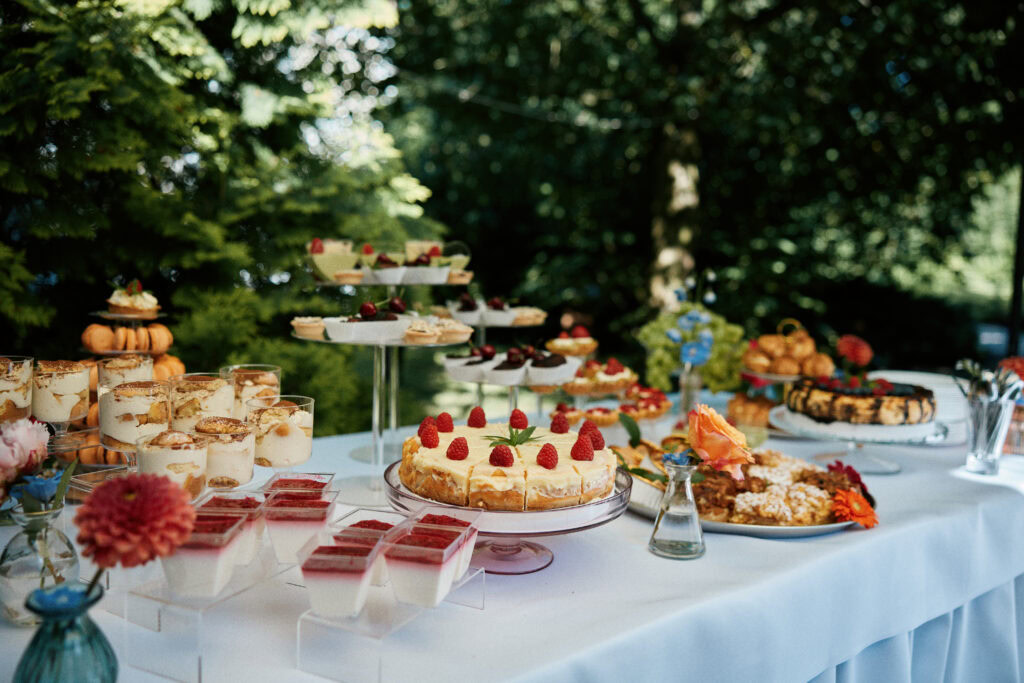 Desery, ciasta i owocowe przekąski na imprezę na świeżym powietrzu.