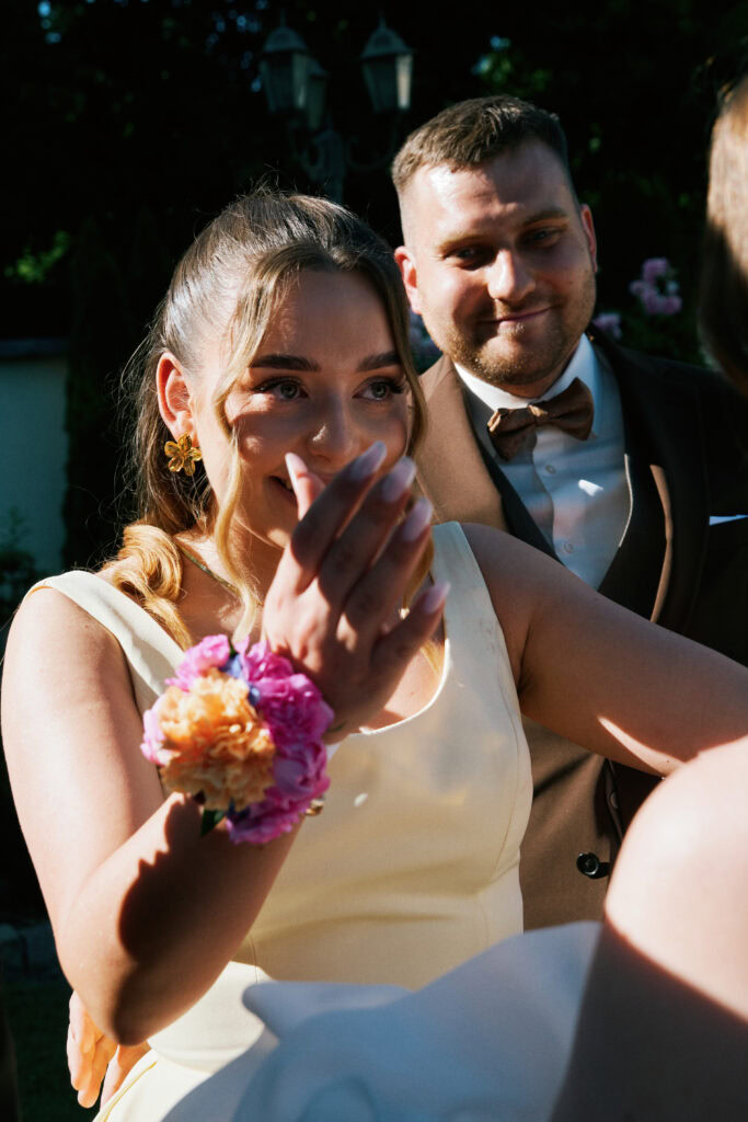 Zdjęcie pary młodej podczas ślubu, pełne emocji i radości w naturalnym otoczeniu.