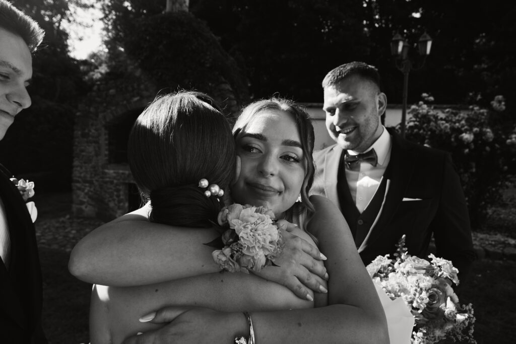 Uczestnicy świętują wesele, emocjonalne ujęcie, romantyczna atmosfera, profesjonalna fotografia ślubna.