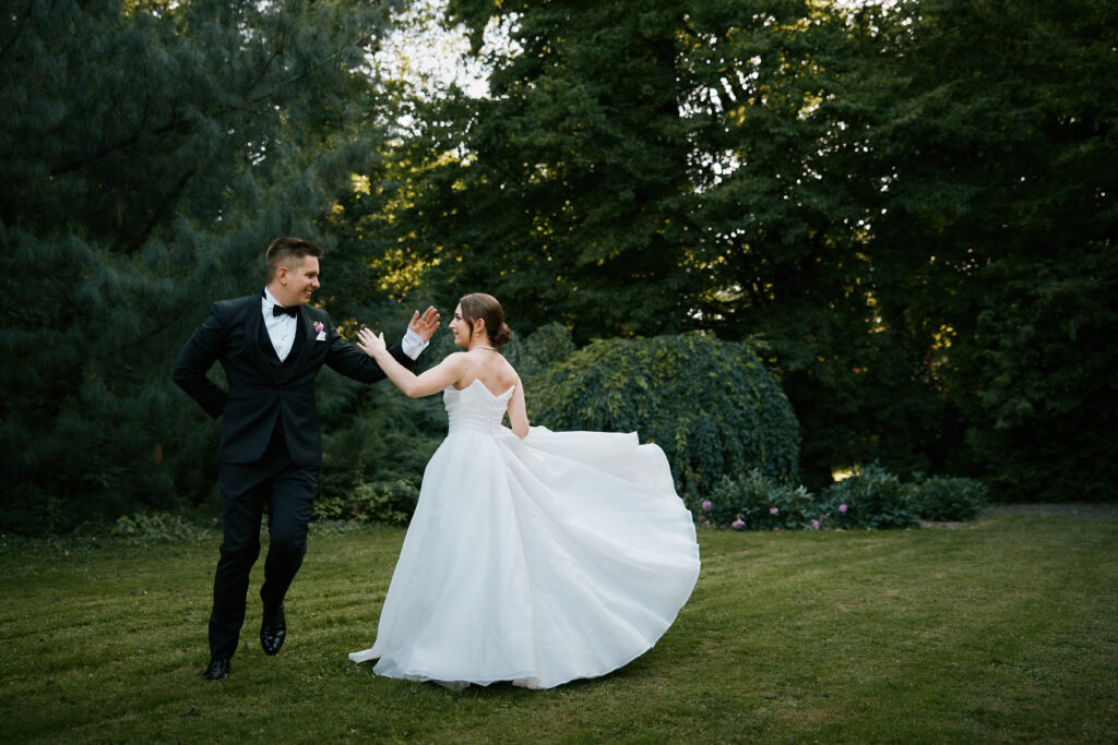 Para młoda tańczy na zewnątrz w pięknym ogrodzie.