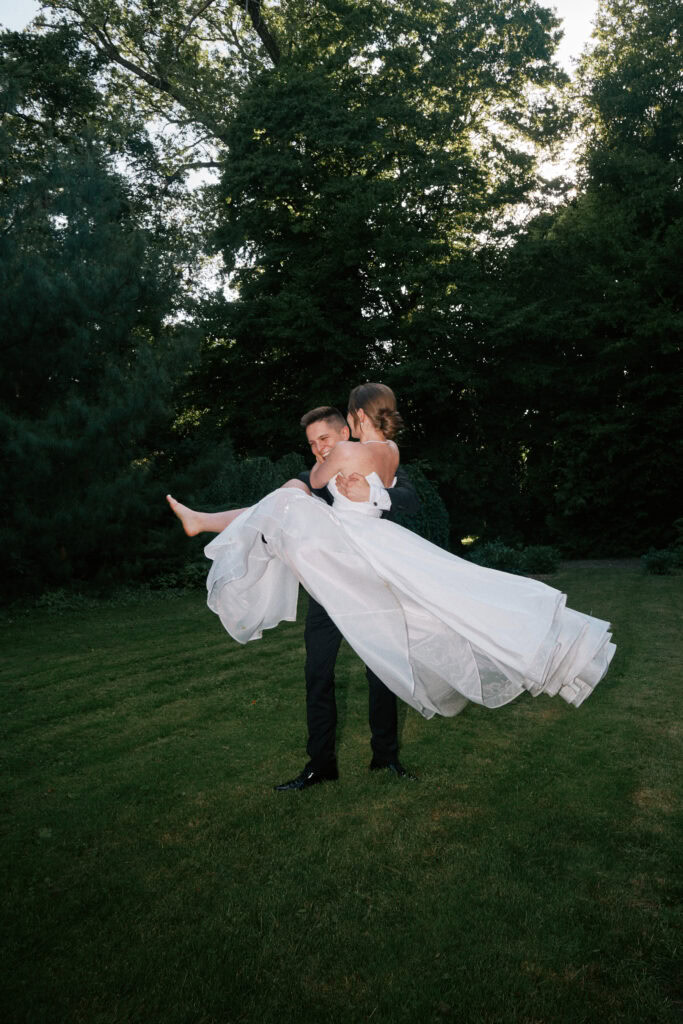 Para młoda w plenerze, romantyczny moment ślubny, sesja w naturze, profesjonalny fotograf ślubny Blizej Studio.