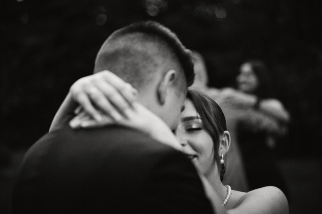 Recenzja: Para młoda tańczy podczas wesela, uwieczniając emocje i intymność tego wyjątkowego dnia.