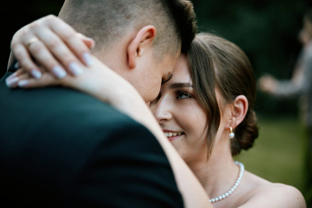 Focie na romantycznej sesji zdjęciowej ślubnej.