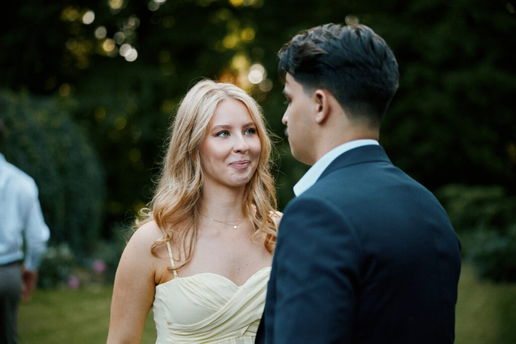 Stylowa młoda para podczas romantycznego spotkania na łonie natury.