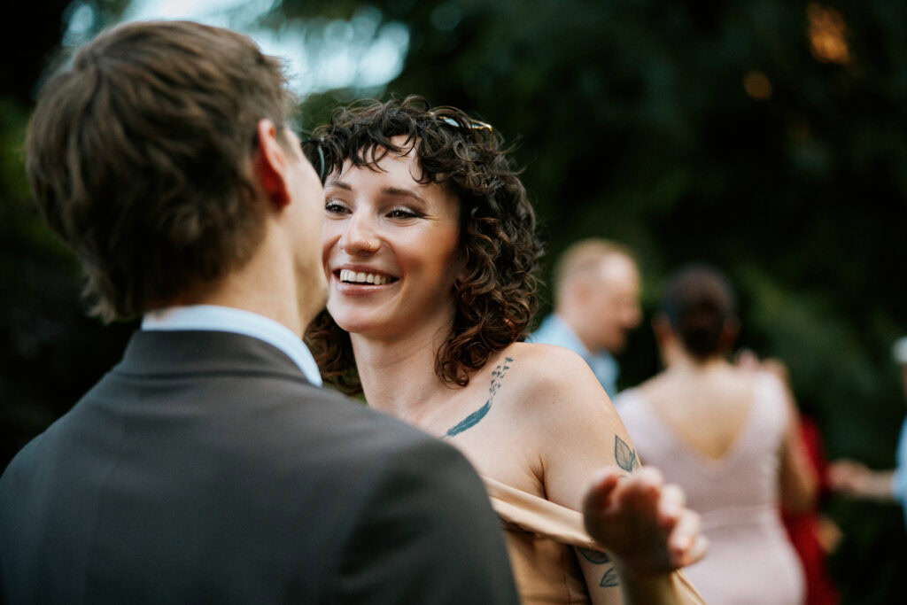 Urocza para podczas tańca na świeżym powietrzu, romantyczne chwile podczas ślubu w naturze.