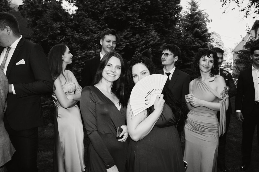 Idealne zdjęcie z wesela, uśmiechnięta grupa przyjaciół w eleganckim wydaniu, plenerowa sesja, Blizej Studio.