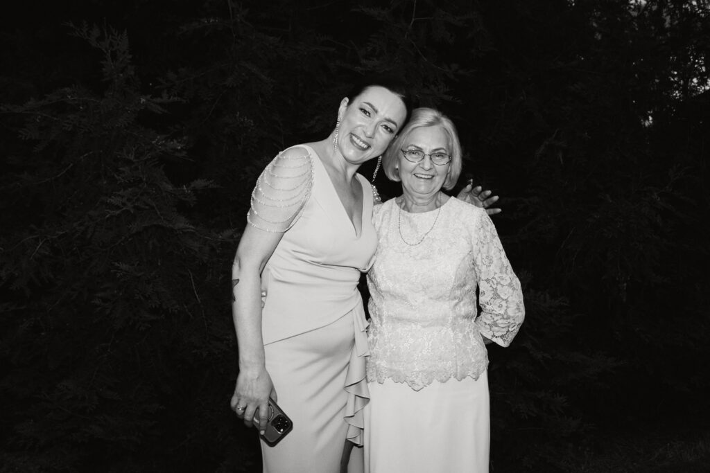 Zdjęcie kobiet na weselu, sesja w stylu glamour, profesjonalne studio fotograficzne.