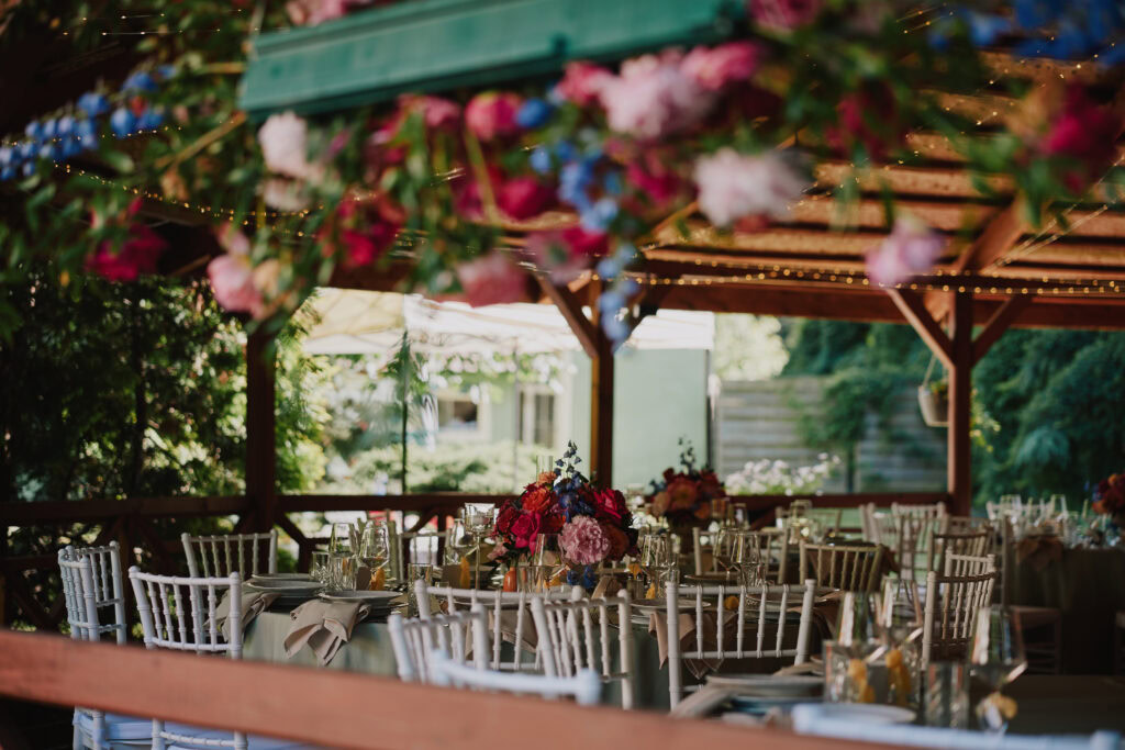 Stół do wesela w plenerze, piękne dekoracje kwiatowe, romantyczna atmosfera, elegancja, Blizej Studio.