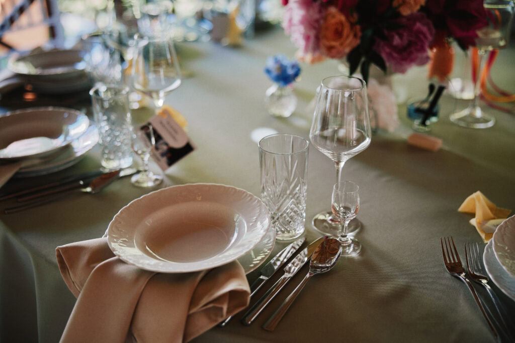 STÓŁ weselny z zastawą i dekoracją.