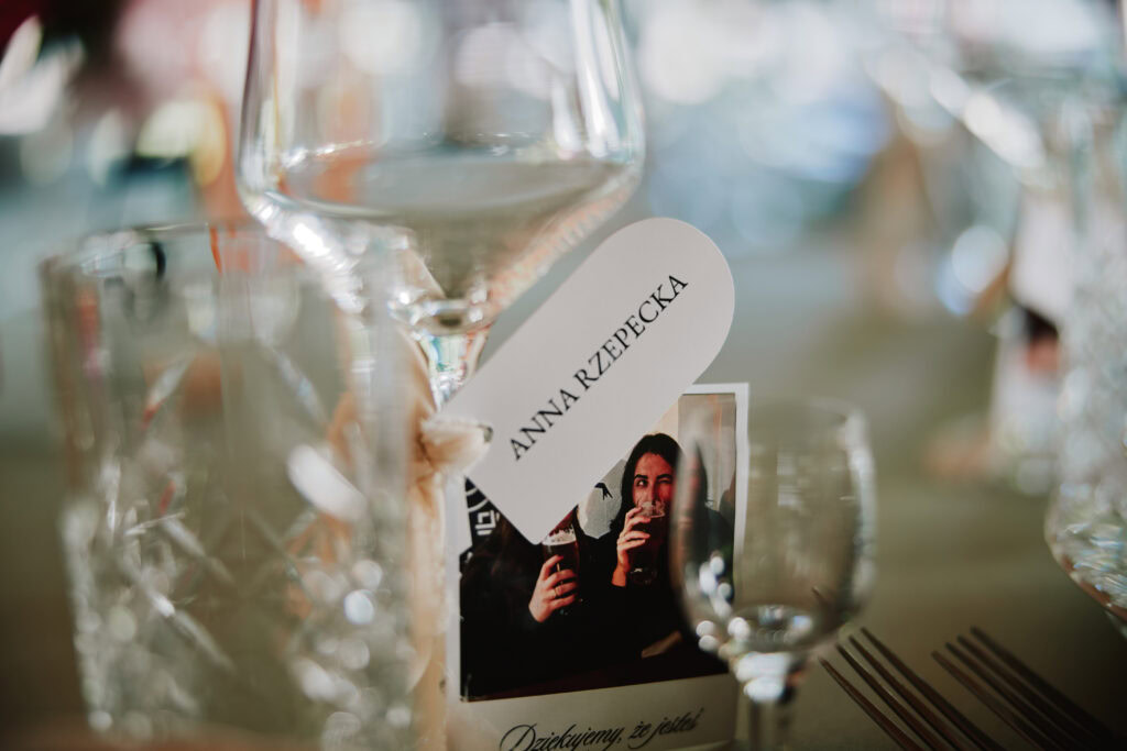 Ozdobny stół z kieliszkami i zdjęciem na przyjęciu, eleganckie dekoracje ślubne.